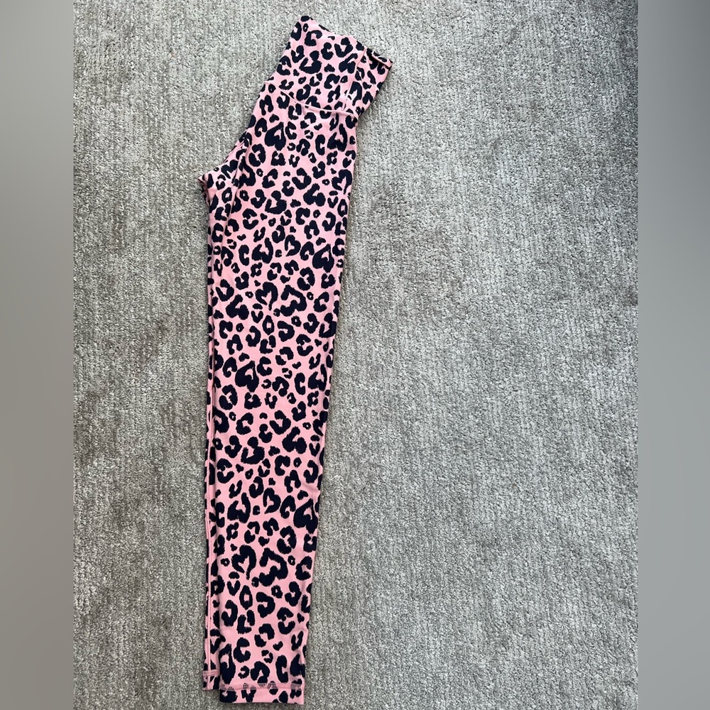 OFFLINE by Aerie legging // Xs // NWT pink with heart shaped leopard painting